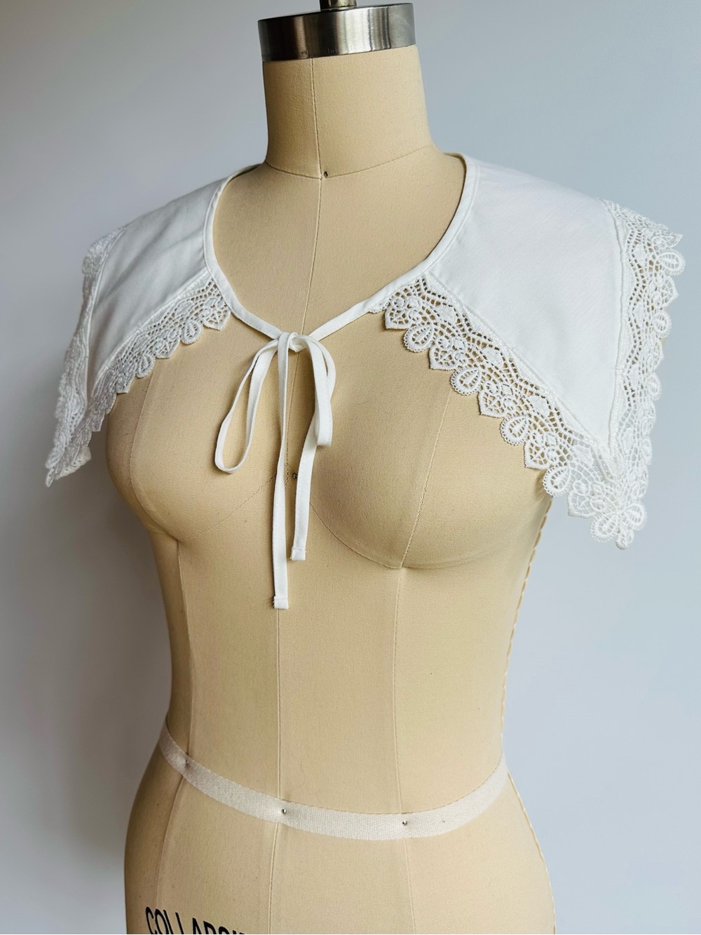 Vintage White Lace Capelet Collar Tie Front Shoulder Cover Cottagecore Boho - Picture 8 of 10